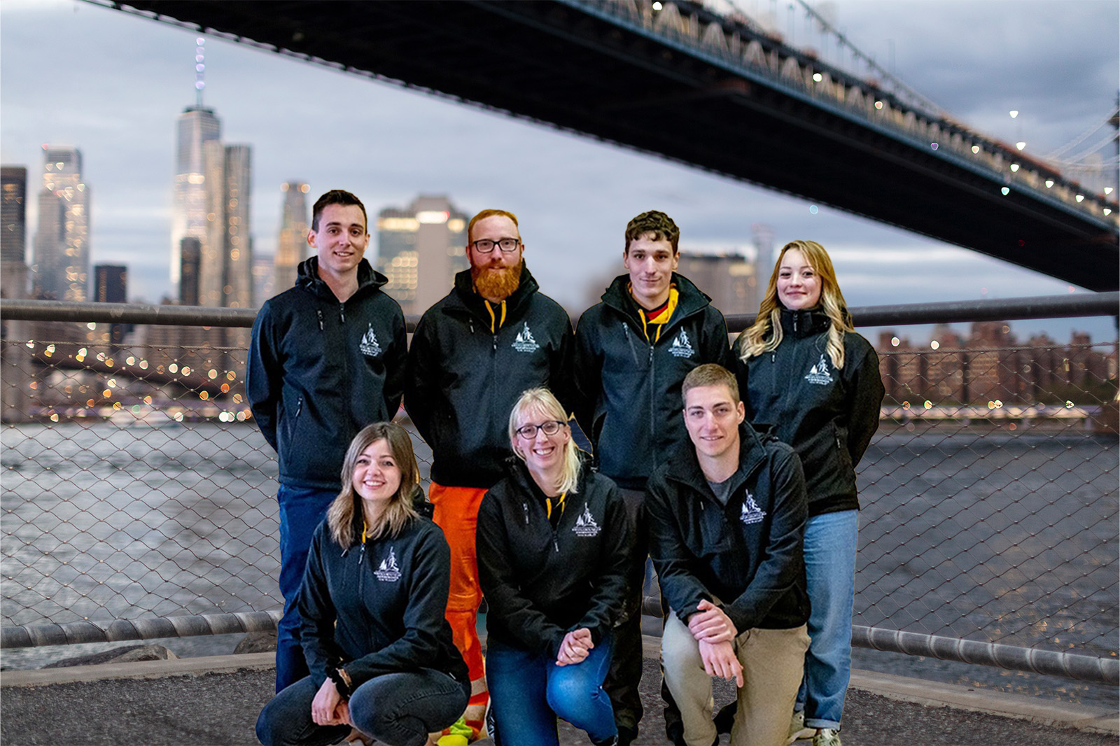 L'équipe comité élargi devant un pont à New York