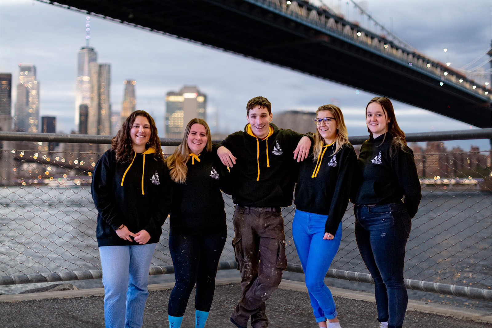 L'équipe animations devant un pont à New York