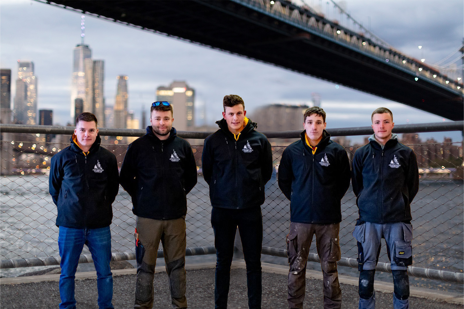 L'équipe construction devant un pont à New York