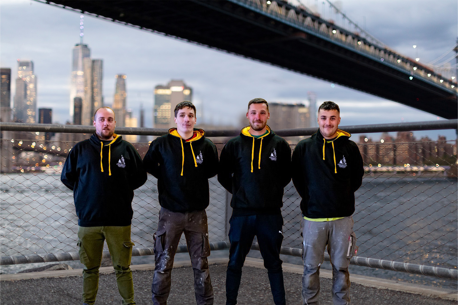 L'équipe sanitaires devant un pont à New York