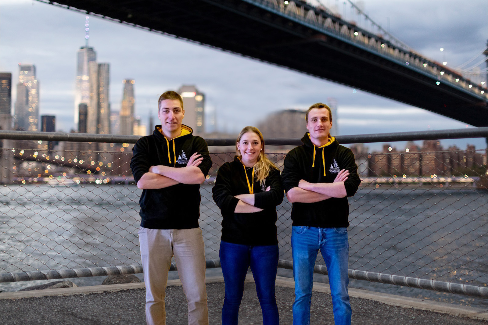 L'équipe sécurité devant un pont à New York