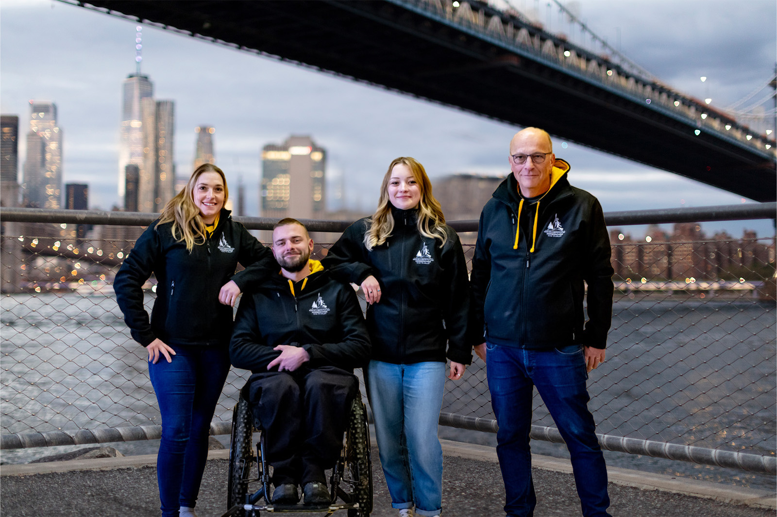 l'équipe Mobilité devant un pont à New York