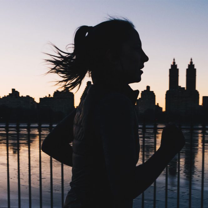 Femme qui fait un footing à New York à côté d'un canal