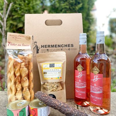 pack apéro avec flûtes, crackers, saucisson, boîte de conserve et rosé