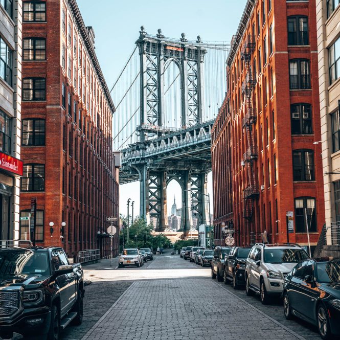 vertical shot of a street and the Brooklyn Bridge in New York, USA Plan vertical d’une rue et du pont de Brooklyn à New York, USA