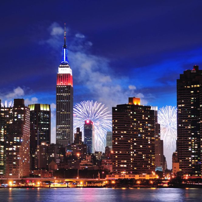 New York City Manhattan midtown at dusk New York Manhattan panorama du centre ville au crépuscule avec des gratte-ciel illuminés sur la rivière